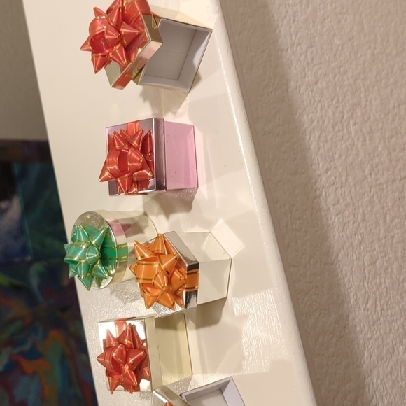 10 adorable tiny ring boxes in gold, pink, and silver with colored bows on top. - Picture 3 of 5